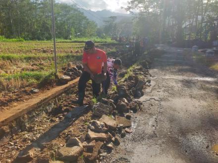 Dukung Ketahanan Pangan 2026, Kepala Desa Terjun Langsung Bangun Irigasi Sawah di Dusun Podang